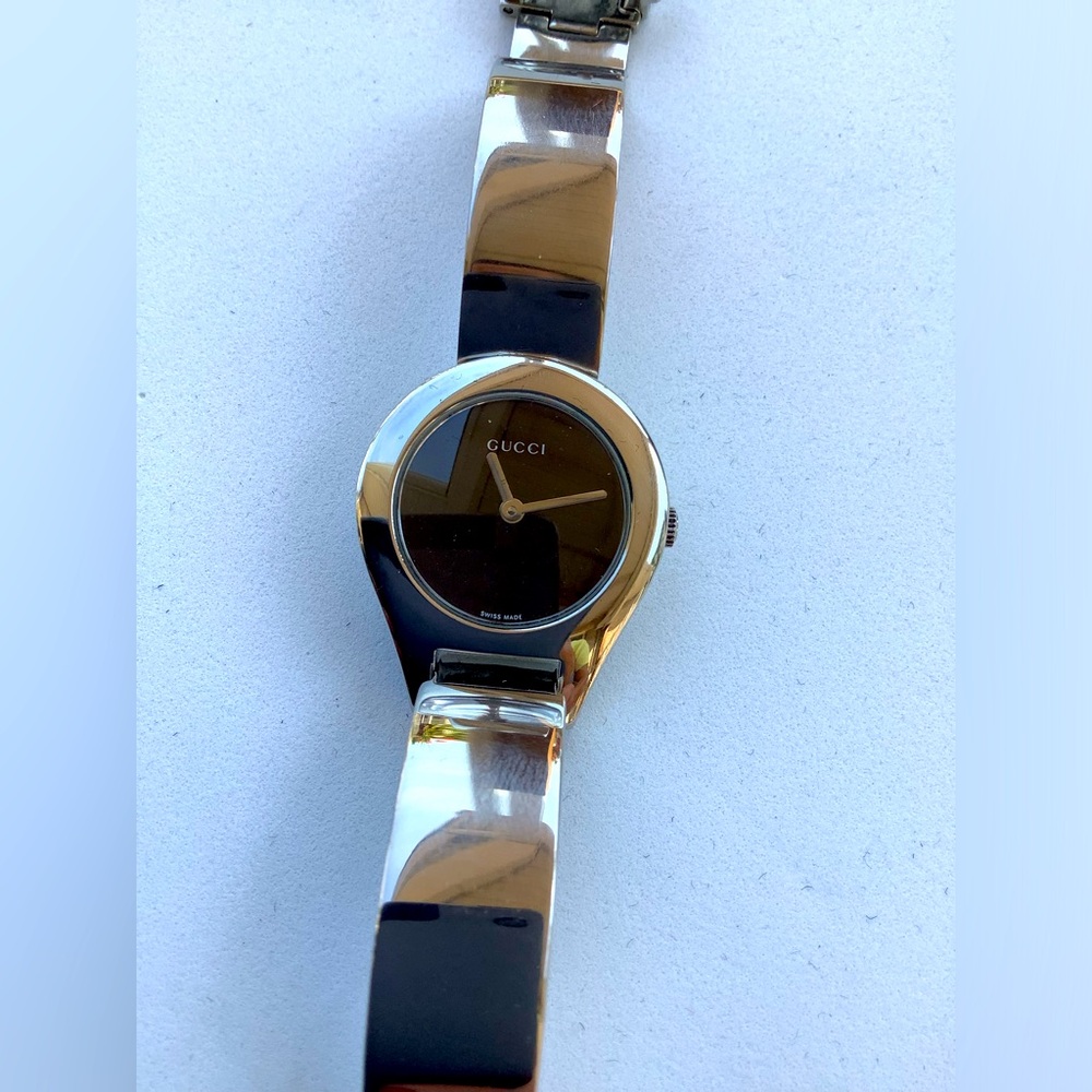 Ladies GUCCI buckle bangle dress watch ❤️❤️ - Picture 2 of 12